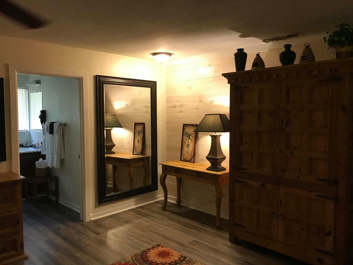 Square Inn Wimberley Esterno foto